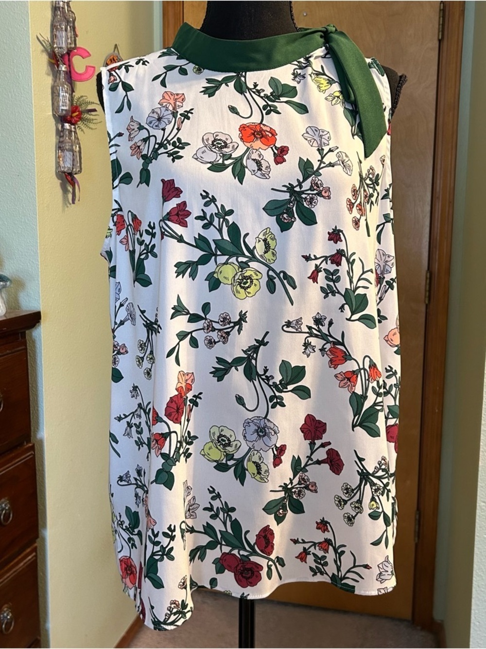 Ann Taylor botanical print sleeveless top with decorative tie size L